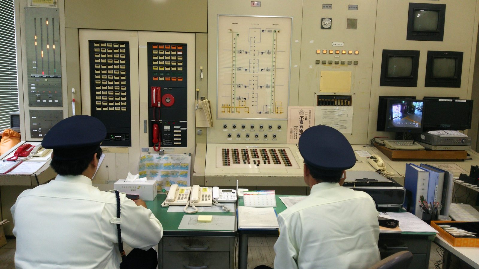 防災センターで監視業務を行う警備スタッフ