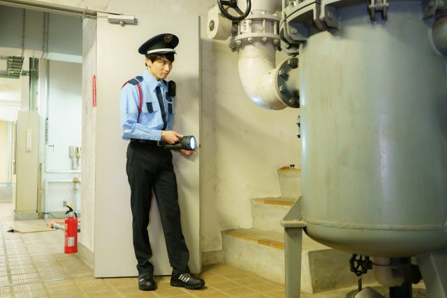 院内を巡回する警備スタッフ